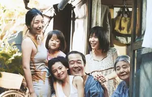 Gambaran keluarga miskin shoplifters yang tinggal di rumah sempit dan kumuh di pinggiran Tokyo. (Liputan6.com/Web/IMDb)