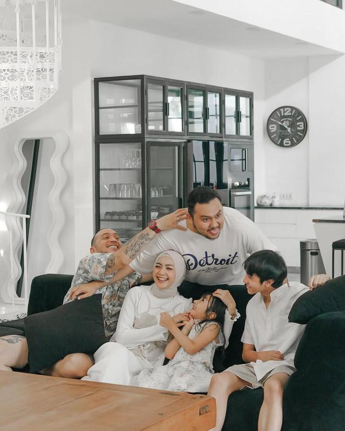 Gary Iskak Meninggal Dunia, Ini 6 Potret Kenangan Bareng Anak dan Istri