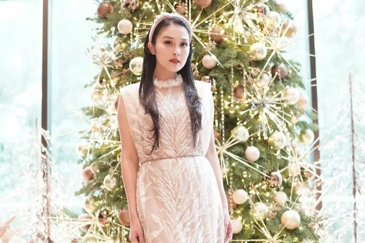 Tak perlu bingung outfit untuk rayakan natal, kamu bisa meniru gaya Sandra Dewi