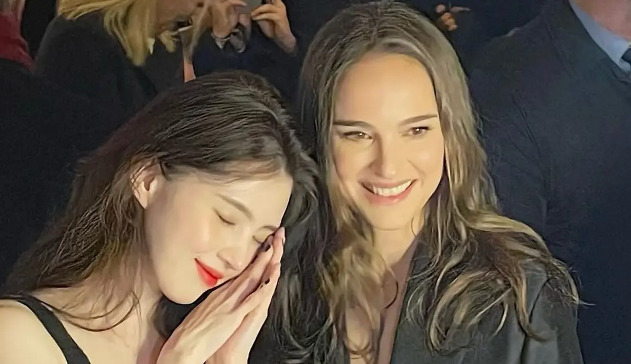 <p>Dalam foto tersebut, Han So Hee dan Natalie Portman berpose sebelum acara "Dior Haute Couture Spring/Summer 2024 Collection Show" di Paris, Prancis. (Foto: Instagram/ xeesoxee)</p>