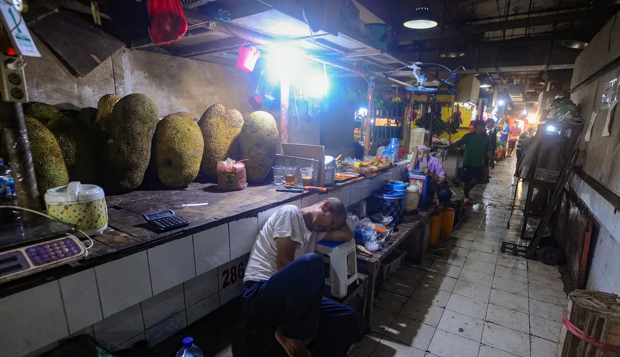 Kelompok pengeluaran penyumbang deflasi bulanan terbesar adalah makanan minuman dan tembakau, dengan deflasi sebesar 0,59% dan memberikan andil deflasi 0,17%.(merdeka.com/Arie Basuki)