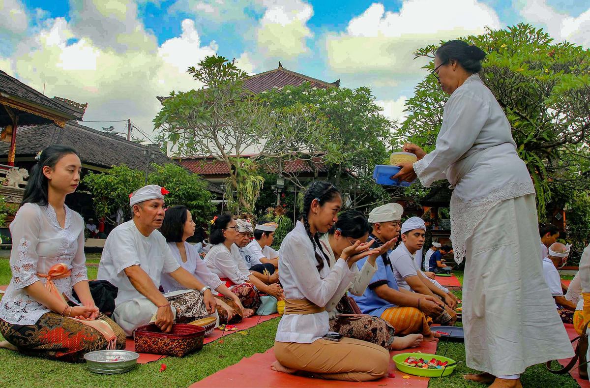 FOTO: Suasana Khusyuk Perayaan Galungan di Pura Cinere, Jakarta Selatan
