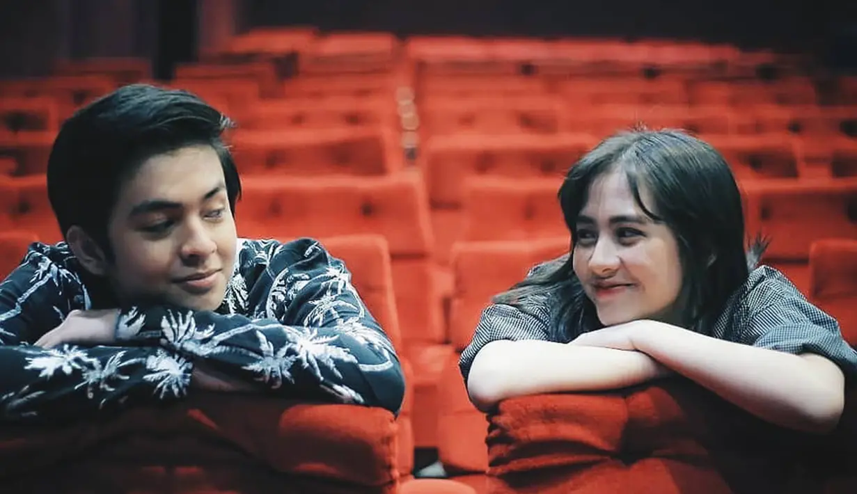 Sejak terlibat dalam satu projek film yang sama, dua seleb muda ini memang terlihat sangat dekat. Angga dan Zara JKT48 juga sering mengunggah momen bersama di instagram masing-masing. (Liputan6.com/IG/@anggayunandareal16)