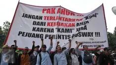 Ratusan sopir bus Transjakarta yang bernaung di PT Trans Batavia, melakukan demo di Balai Kota, Jakarta, Rabu (14/9) . Demo tersebut menuntut agar PT Trans Batavia membayar gaji mereka sejak Maret hingga Agustus 2016. (Liputan6.com/Gempur M Surya)