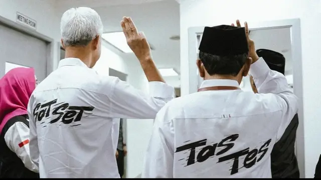 Ganjar Pranowo Tampil Beda di Debat Capres 2024, Kenakan Kemeja Putih Bertuliskan 'Sat Set'. Sementara Mahfud MD Bertuliskan 'Tes Tes' (Foto: Instagram.com/mohmahfudmd)
