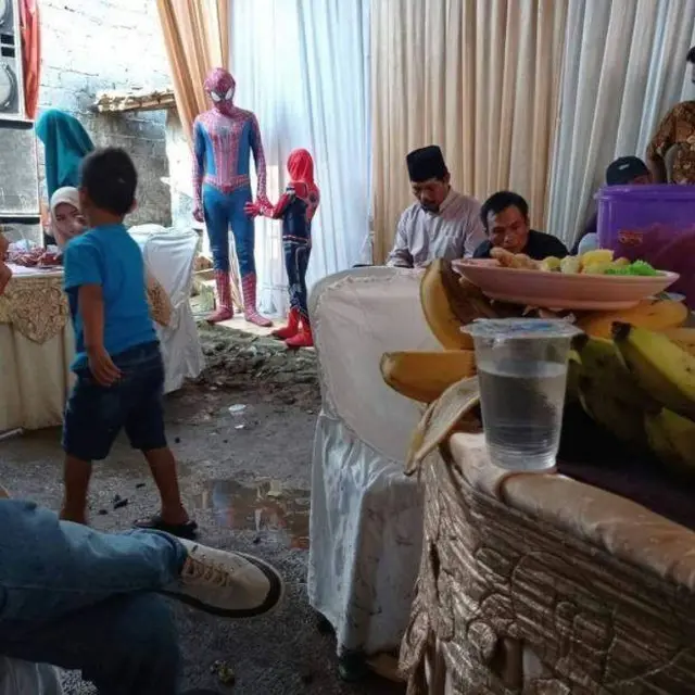 7 Potret Nyeleneh Orang Saat Hadiri Kondangan Ini Bikin Tepuk Jidat