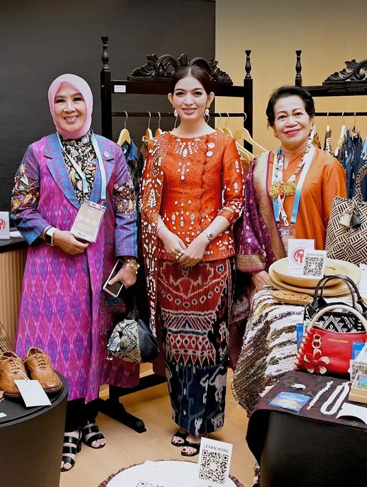 Berpadu kain tenun Sumba, paduan kebaya semakin mengjadirkan kesan istimewa. (Foto: Instagram/ Selvi Ananda)