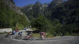 Pebalap tim Ineos Grenadiers, Thomas Pidcock (kiri ketiga) saat Stage 12 Tour de France 2022 yang menempuh rute sepanjang 165,1 km dari Briancon hingga L'Alpe-d'Huez, di Pegunungan Alpen, Prancis, Jumat (14/07/2022). (AP/Thibault Camus)