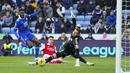Pemain Arsenal, Gabriel Martinelli (tegah) mencetak gol ke gawang Leicester City pada laga pekan ke-25 Liga Inggris 2022/2023 di King Power Stadium, Sabtu (25/02/2023). Laga berakhir dengan kemenangan 1-0 Arsenal. (AP Photo/John Super)