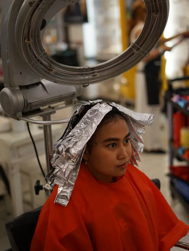 Rambut diwarnai