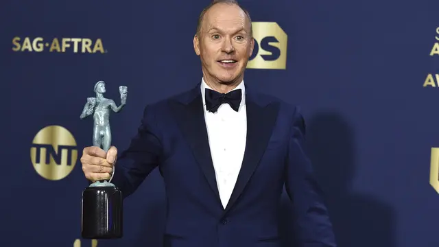 Michael Keaton di SAG Awards 2022. (Jordan Strauss/Invision/AP)