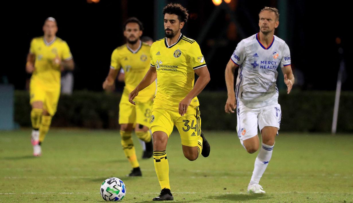 Youness Mokhtar (dua kanan) merupakan pemain anyar milik Bhayangkara FC. Youness Mokhtar yang pernah meraskan atmosfer Eredivisie dan MLS itu memiliki nilai pasar 585 ribu euro atau setara dengan Rp8,9 miliar. (AFP/Getty Mages/Mike Ehrmann)
