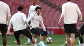 Pemain bertahan Paris Saint-Germain (PSG) asal Brasil, Marquinhos (tengah) saat mengikuti sesi latihan di Stadion Emirates, London, pada 28 April 2025. (FRANCK FIFE/AFP)