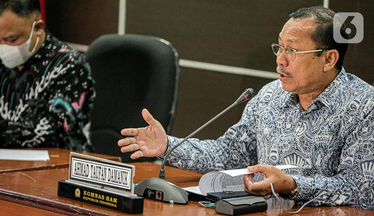 Ketua Komnas HAM Ahmad Taufan Damanik (kanan) bersama Komisioner Mohammad Choirul Anam menyampaikan keterangan terkait kesimpulan dari hasil penyelidikan tragedi Kanjuruhan di Gedung Komnas HAM, Jakarta, Rabu (2/11/2022). Dari penyelidikan, Komnas HAM mengatakan pengawas pertandingan atau match commisioner tidak mengetahui kalau penggunaan gas air mata dilarang dalam pengamanan pertandingan bola. (Liputan6.com/Faizal Fanani)