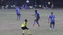 Pemain PBR, Afrinaldi menyundul bola saat laga persahabatan melawan Villa 2000 jelang Piala Jenderal Sudirman di Lapangan ISCI, Jakarta, Kamis (5/10/2015). PBR berhasil menang 2-0. (Bola.com/Vitalis Yogi Trisna)