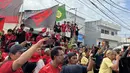 <p>Antusiasme masyarakat Ternate saat menyambut konvoi Malut United pada Kamis (14/03/2024). (Bola.com/Hery Kurniawan)</p>