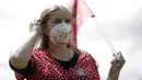 Delegasi serikat pekerja mengenakan masker sambil membawa bendera saat memperingati Hari Buruh di tengah pandemi COVID-19 di Lisbon, Portugal, Jumat (1/5/2020). Aksi ini sudah mendapat persetujuan Kementerian Kesehatan dan Dalam Negeri Portugal. (AP Photo/Armando Franca)