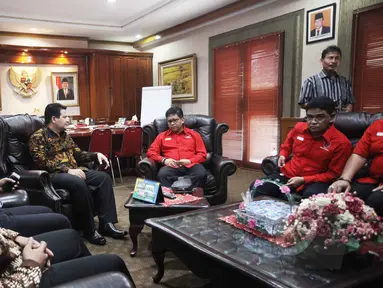 Ketua KPU Pusat, Husni Kamil Manik (kedua kiri) menerima Sekjen PDIP, Hasto Kristiyanto di kantor KPU, Jakarta, Selasa (12/5/215). Pertemuan untuk memberikan dukungan kepada KPU jelang Pilkada Serentak Desember 2015 nanti. (Liputan6.com/Helmi Afandi)