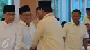 Aburizal Bakrie (tengah) bersalaman dengan Prabowo  Subianto saat menghadiri acara buka puasa bersama di kawasan Menteng, Jakarta, Sabtu (4/7/2015). Dalam acara tersebut hadir sekitar 3500 anak yatim. (Liputan6.com/Herman Zakharia)