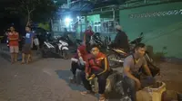 Akibat Bom, Penghuni Rusunawa Wonocolo Diungsikan ke Masjid Sekitar (Liputan6.com/Dian Kurniawan)
