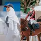 Lewat akun Instagram pribadinya, Aisha Hakim kerap membagikan potret penampilannya yang stylish dalam balutan hijab saat berkuda. [@aishakeem15].