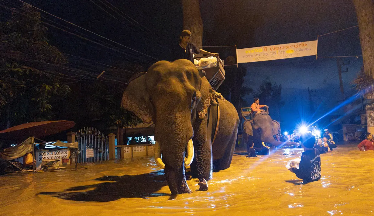 Pemerintah kota Chiang Mai mengatakan permukaan air Sungai Ping, yang mengalir di sepanjang tepi timur kota, berada pada level kritis dan terus meningkat sejak Jumat (4/10). (AP Photo/Wason Wanichakorn)