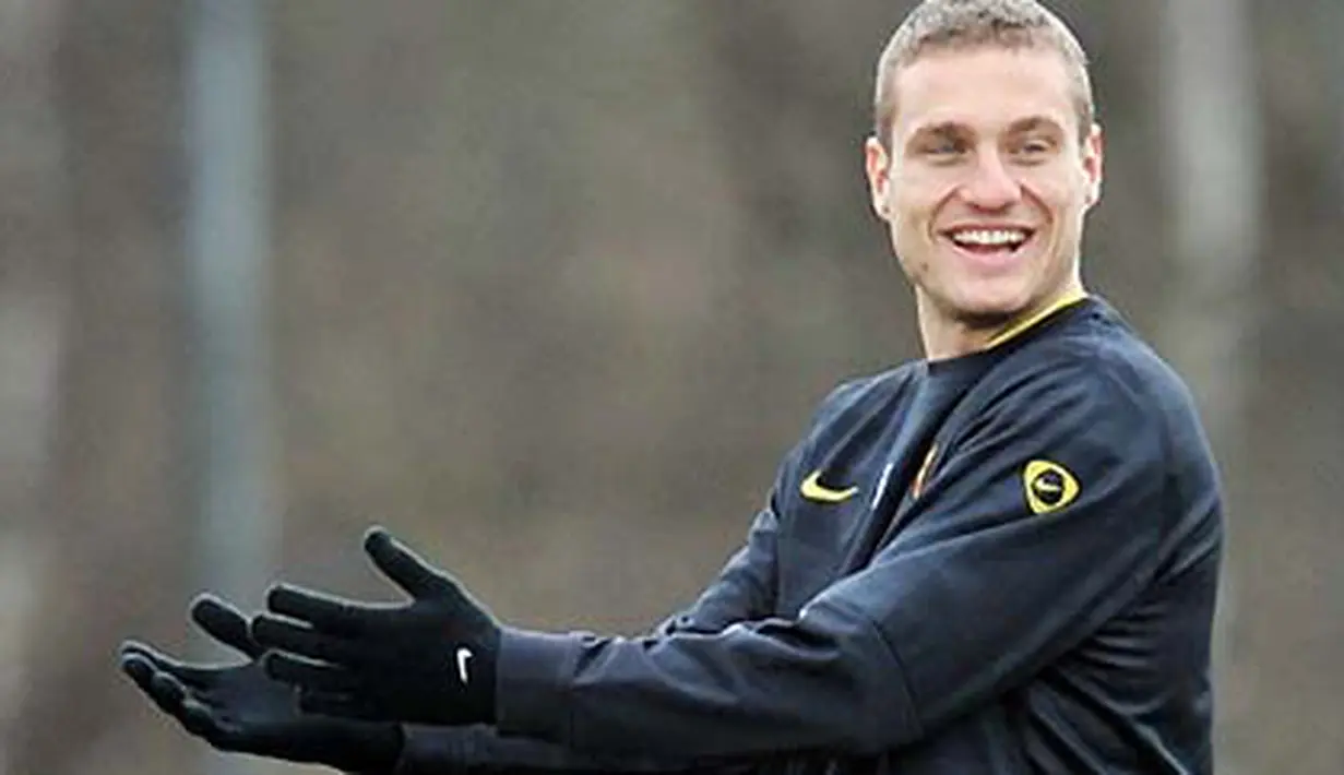 Aksi bek Manchester United asal Serbia, Nemanja Vidic, di sesi latihan di Carrington, Manchester, 6 April 2010, jelang laga perempat final Liga Champions lawan Bayern Muenchen. AFP PHOTO / PAUL ELLIS