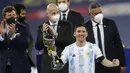 Penyerang Argentina, Lionel Messi memegang trofi pencetak gol terbanyak Copa America 2021 di stadion Maracana di Rio de Janeiro, Brasil, Minggu (11/7/2021). (AP Photo/Andre Penner)