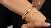 Rekomendasi Gelang Emas 22K Kombinasi Berlian Sintetis. Foto: Gemini