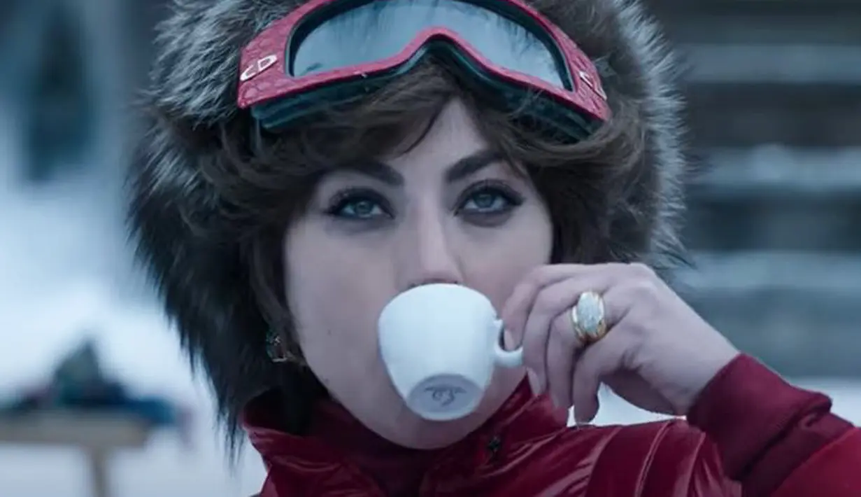 Menjadi bagian dari keluarga Italia yang kaya raya, Lady Gaga tampil extravagant. Scene saat ia mengenakan stelan ski dilengkapi dengan googles merah dari Christian Dior bertekstur kulit buaya. (House of Gucci/ Youtube)