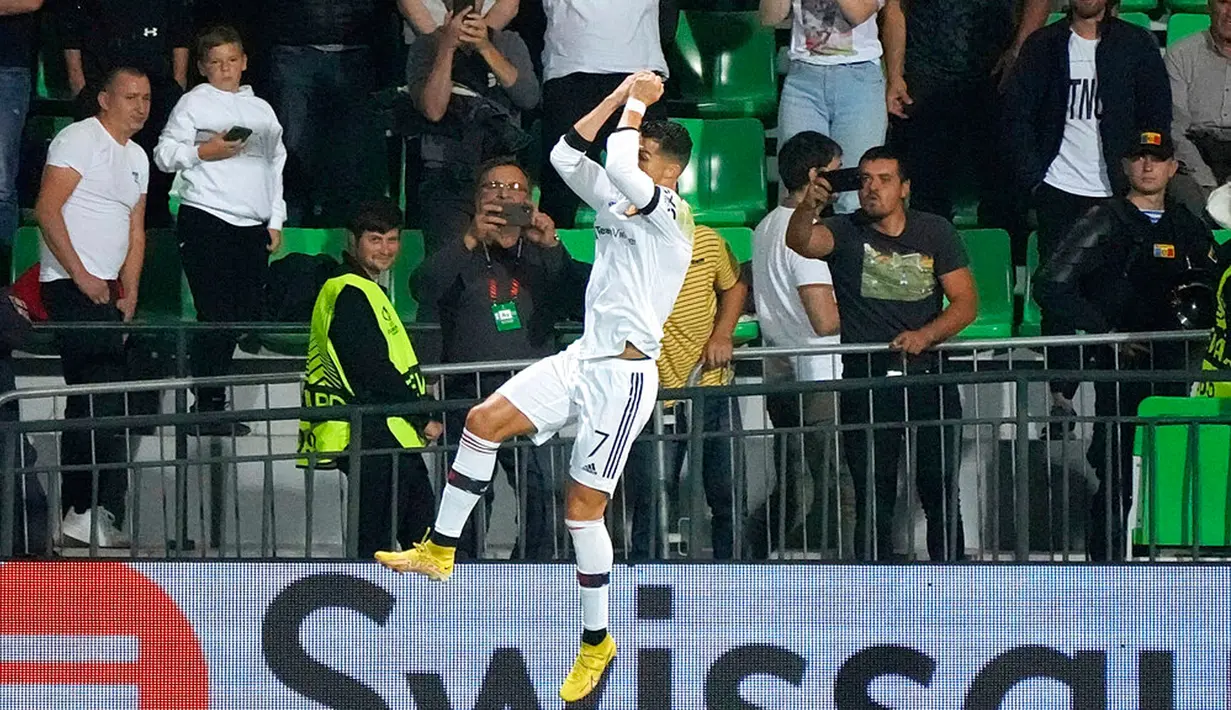 Pemain Manchester United Cristiano Ronaldo melakukan selebrasi usai mencetak gol ke gawang Sheriff Tiraspol pada pertandingan sepak bola Grup E Liga Europa di Stadion Zimbru, Chisinau, Moldova, 15 September 2022. Manchester United menang 2-0. (AP Photo/Sergei Grits)
