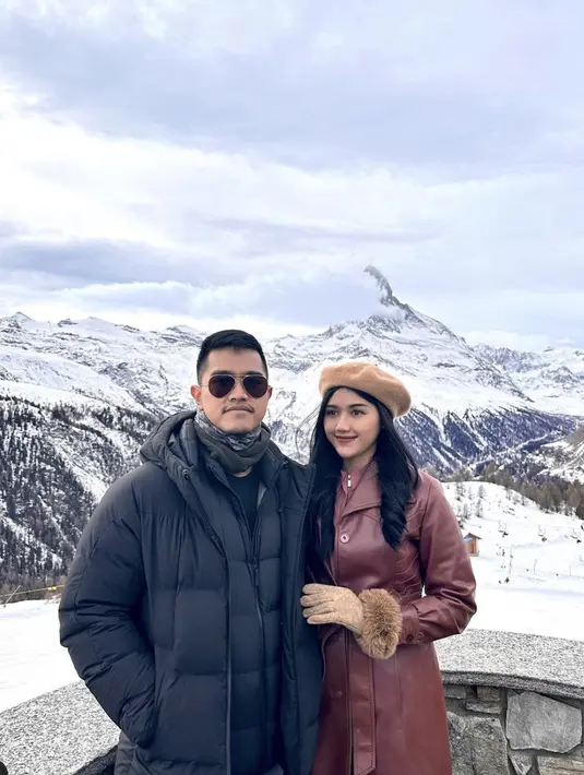 Pada kesempatan ini, Erina dan Kaesang juga hadir dalam outfit musim dingin. Walaupun tidak tampil dengan gaya kembar, namun keduanya terlihat begitu memukau.  [Foto: Instagram/ Erina Gudono]