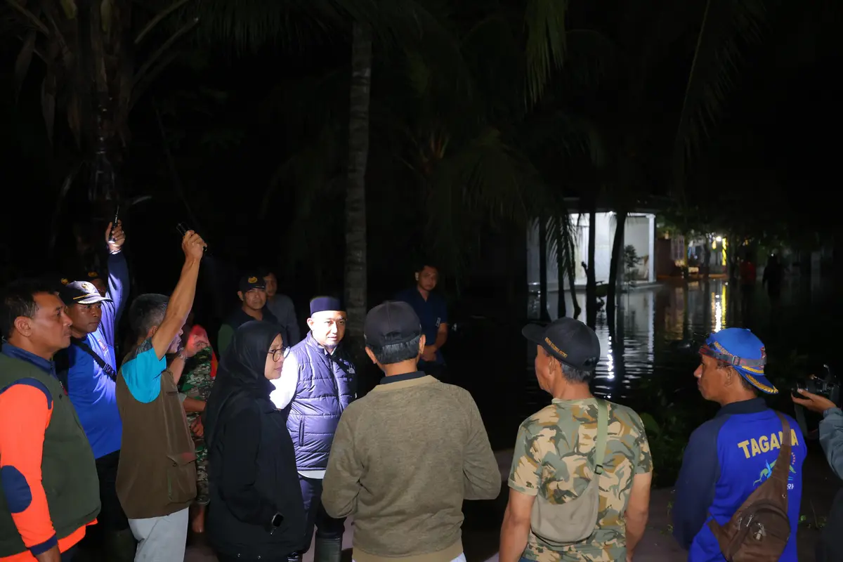 Bupati Banyuwangi Ipuk Fiestiandani tinjau lokasi banjir rob yang merendam ribuan rumah warga di Kecamatan Muncar, Banyuwangi (Istimewa)