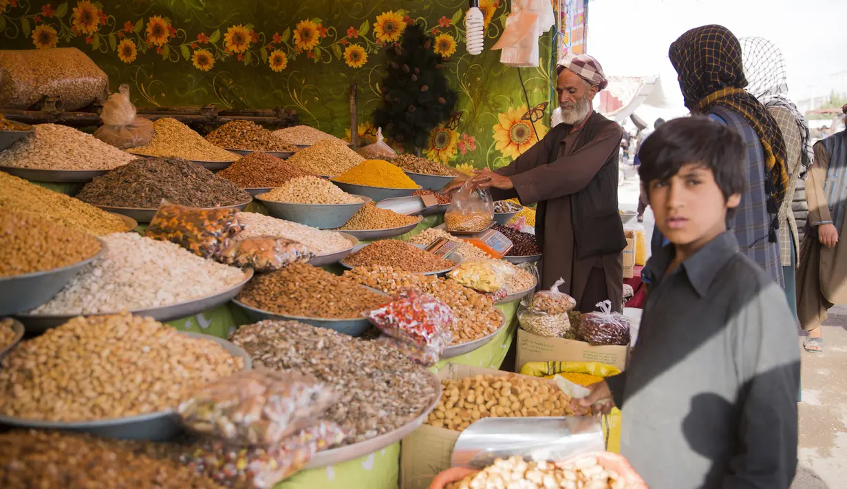 Warga Afghanistan berbelanja buah-buahan kering menjelang Hari Raya Idul Fitri di Herat, Afghanistan, Rabu (20/5/2020). Banyak warga Afghanistan mulai melakukan persiapan untuk menyambut Hari Raya Idul Fitri yang menandai berakhirnya bulan suci Ramadan. (Xinhua/Elaha Sahel)