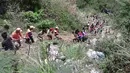 Relawan membantu evakuasi penumpang bus yang terjun ke jurang di Kota Carranglan, Provinsi Nueva Ecija di Filipina Utara, Selasa (18/4). Rem yang tidak berfungsi mengakibatkan bus terjun ke dalam jurang. (Philippine Red Cross Nueva Vizcaya chapter via AP)