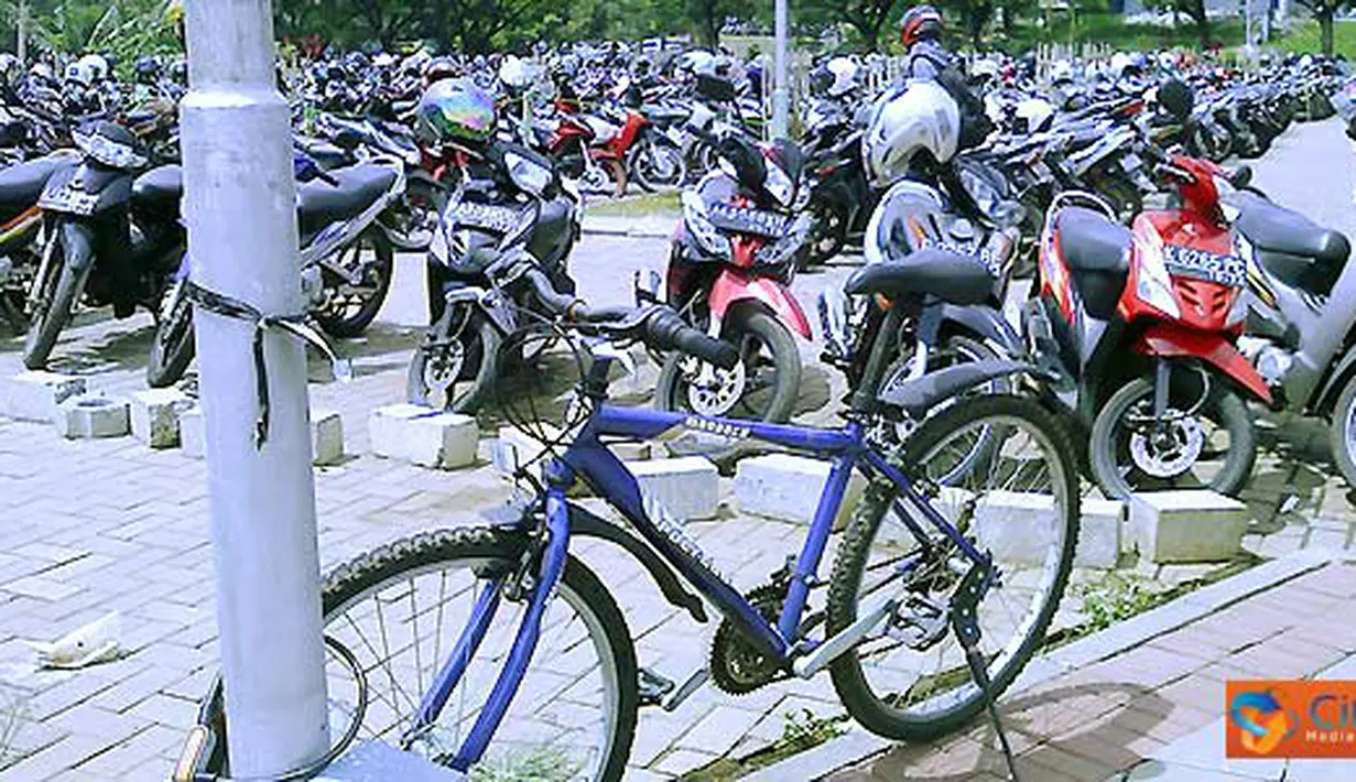 Citizen6, Semarang: Sebuah sepeda parkir diantara puluhan sepeda motor. Inilah suasana parkir sepeda motor di Kampus FISIP Undip,Semarang. Diibaratkan "si sehat berada di sekitar penghasil polusi"(kelompok 24)