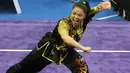 Atlet Wushu Indonesia, Juwita Niza saat beraksi, pada Kejuaraan Dunia Wushu 2015 di Istora Senayan, Jakarta, Minggu(15/11/2015). (Bola.com/Nicklas Hanoatubun)