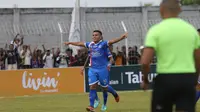 Striker tajam PSBS Biak Numfor, Alexsandro Ferreira, melakukan selebrasi setelah mencetak gol ke gawang Persiraja Banda Aceh pada semifinal leg 2 Pegadaian Liga 2 2023 / 2024, Kamis (29/2/2024). (Dok. PSBS)