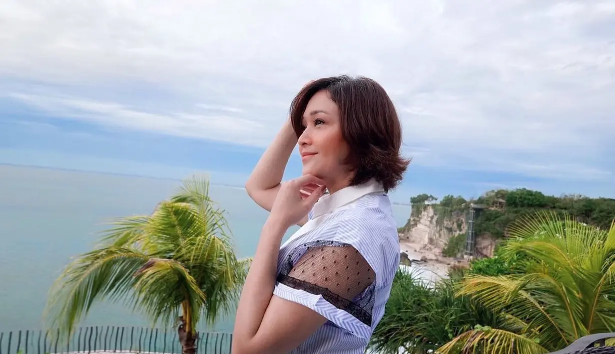 Melihat unggahan di akun Instagramnya, Maia dan keluarga pergi berlibur dengan menaiki pesawat jet pribadi milik Irwan Mussry. Namun dalam foto tersebut ada yang anggota baru yang ikut di dalamnya. (Instagram/maiaestiantyreal)