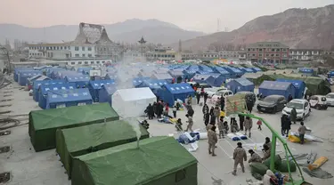 Suasana tenda-tenda penampungan sementara di alun-alun utama di Dahejia, Kabupaten Jishishan, Provinsi Gansu, Barat Laut Tiongkok pada 20 Desember 2023. (PEDRO PARDO/AFP)