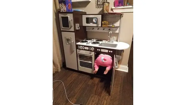 6 Kelakuan Kocak Saat Bocah di Dapur Ini Bikin Geleng Kepala
