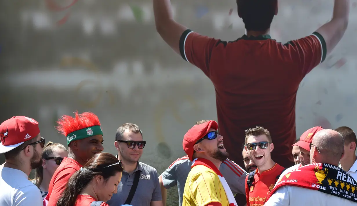 Fans Liverpool bersorak-sorai di Kiev, Ukraina, Kamis (24/5). Liverpool akan menghadapi Real Madrid di laga final Liga Champions. (Sergei SUPINSKY/AFP)