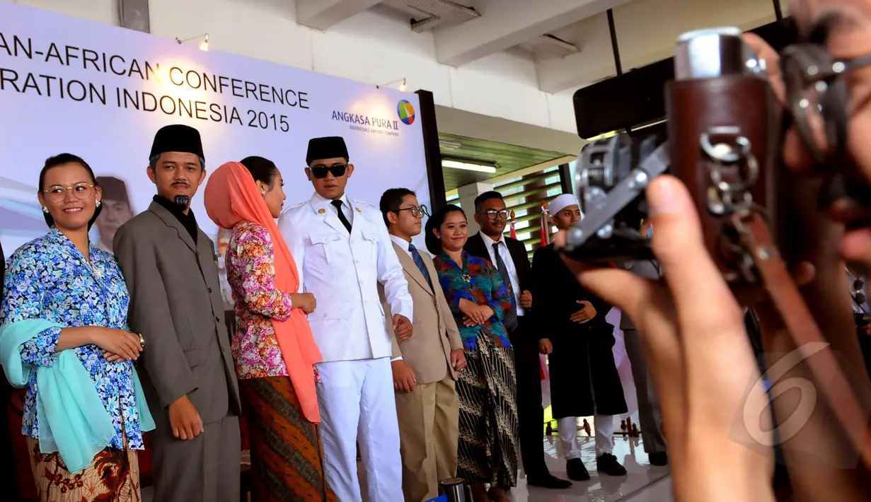 Keberadaan para seniman yang meniru gaya para pendiri Konferensi Asia Afrika 1955 di Terminal 2D membuat para pewarta antusias mengambil gambar mereka, Bandara Soekarno Hatta, Tangerang, Banten, Senin (20/4/15).(Liputan6.com/Faisal R Syam)