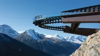 Glacier Skywalk yang ada di Taman Nasional Jasper, Kanada yang baru dibuka 1 Mei 2014 lalu menawarkan wisata adrenalin. (Foto: Dailymail)