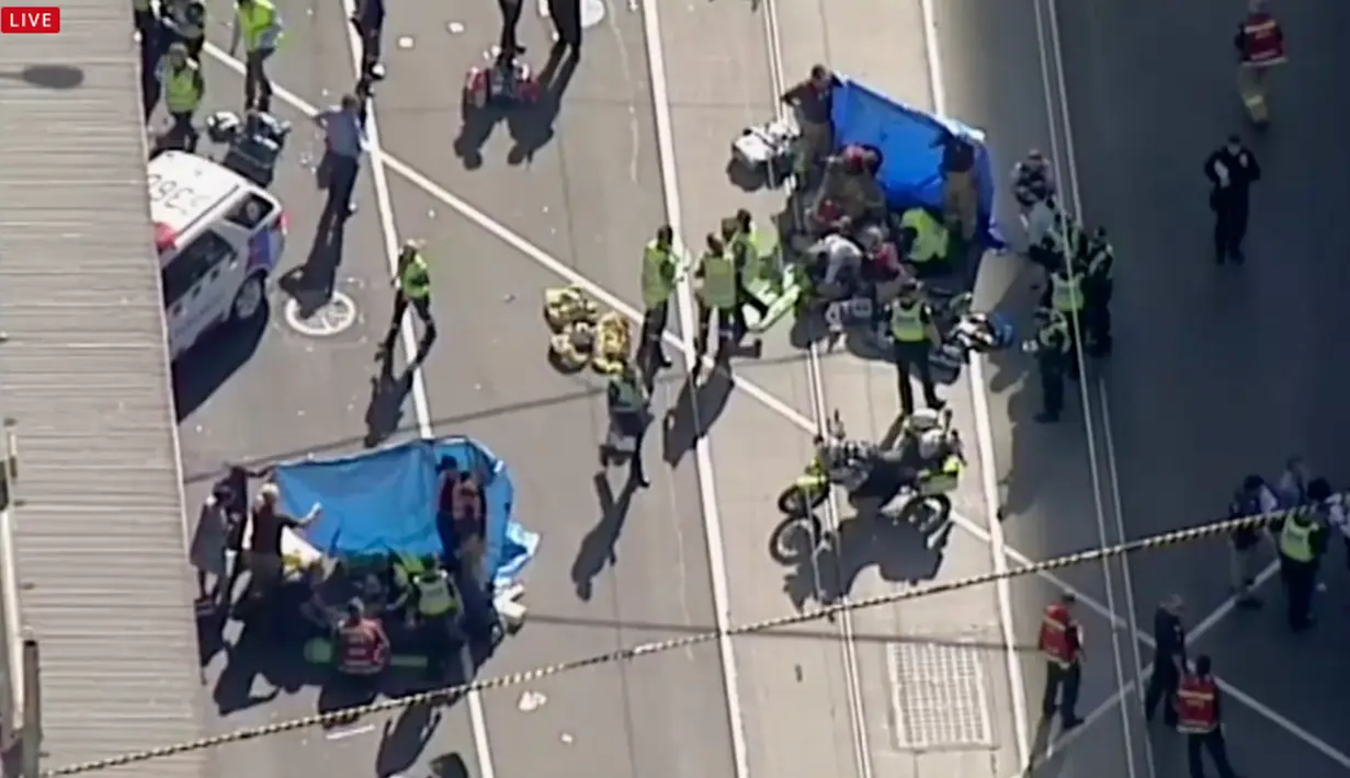Paramedis memberikan pertolongan setelah sebuah mobil menabrak kerumunan pejalan kaki di Flinders Street, salah satu ikon kota Melbourne, Kamis (21/12). Flinders Street adalah salah satu ruas jalan tersibuk di Melbourne (Australian Broadcast Corp. via AP)