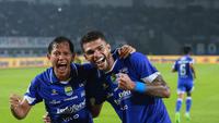 Selebrasi Berguinho dan Adam Alis dalam duel Persib Bandung versus PSBS Biak di Stadion GBLA, Minggu (25/1/2026). (Bola.com/Erwin Snaz)