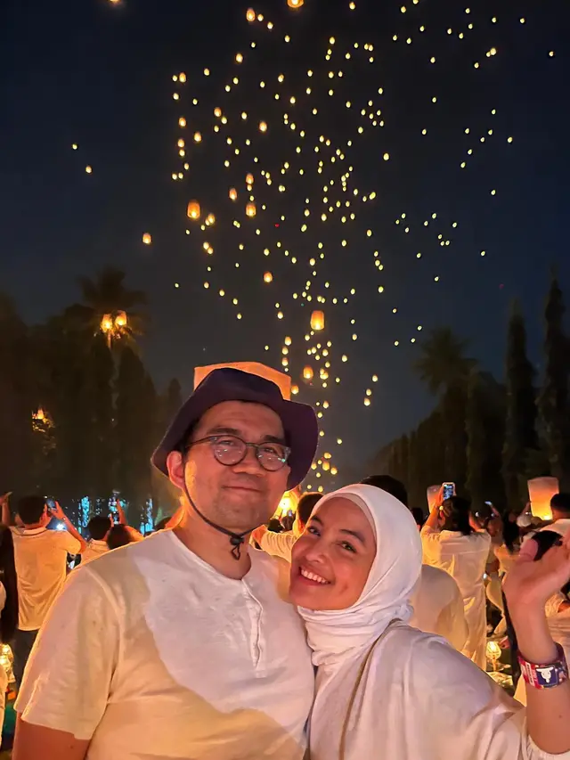 7 Potret Intan Nuraini Hadiri Festival Lampion Waisak 2024 di Candi Borobudur