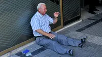 Giorgos Chatzifotiadis menangis putus asa saat tak bisa mengambil uang pensiunnya (AFP)