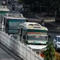 Kopaja 66 jurusan Ragunan-Senen berada di jalur busway di kawasan Gatot Subroto, Jakarta, Rabu (7/10). Pemprov DKI berencana secara bertahap akan menghapus angkutan umum bus berukuran sedang di Ibukota. (Liputan6.com/Yoppy Renato)