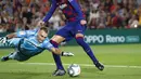 Kiper Valencia, Jasper Cillessen, berusaha menangkap bola saat melawan Barcelona pada laga La Liga di Stadion Camp Nou, Sabtu (14/9). Barcelona menang 5-2 atas Valencia. (AP/Joan Monfort)